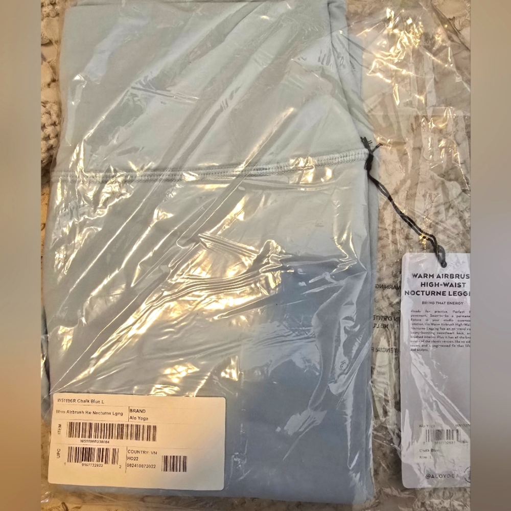 ✨️BNWT✨️ ALO Yoga High Waisted Warm Nocturne Legging in Chalk Blue